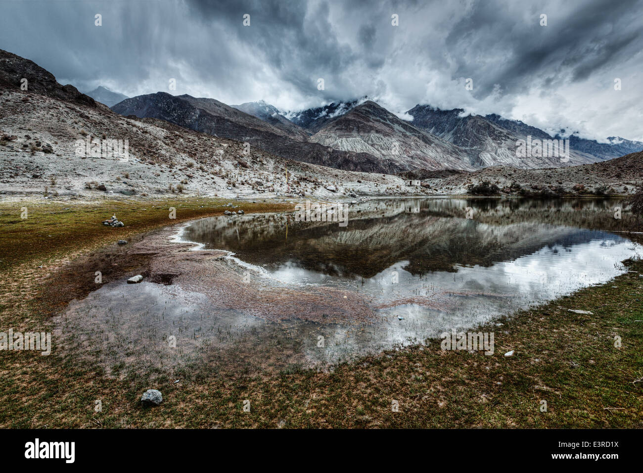 Lac de montagne sacré Lohan Tso en Himalaya. La vallée de Nubra, Ladakh, le Jammu-et-Cachemire, l'Inde Banque D'Images