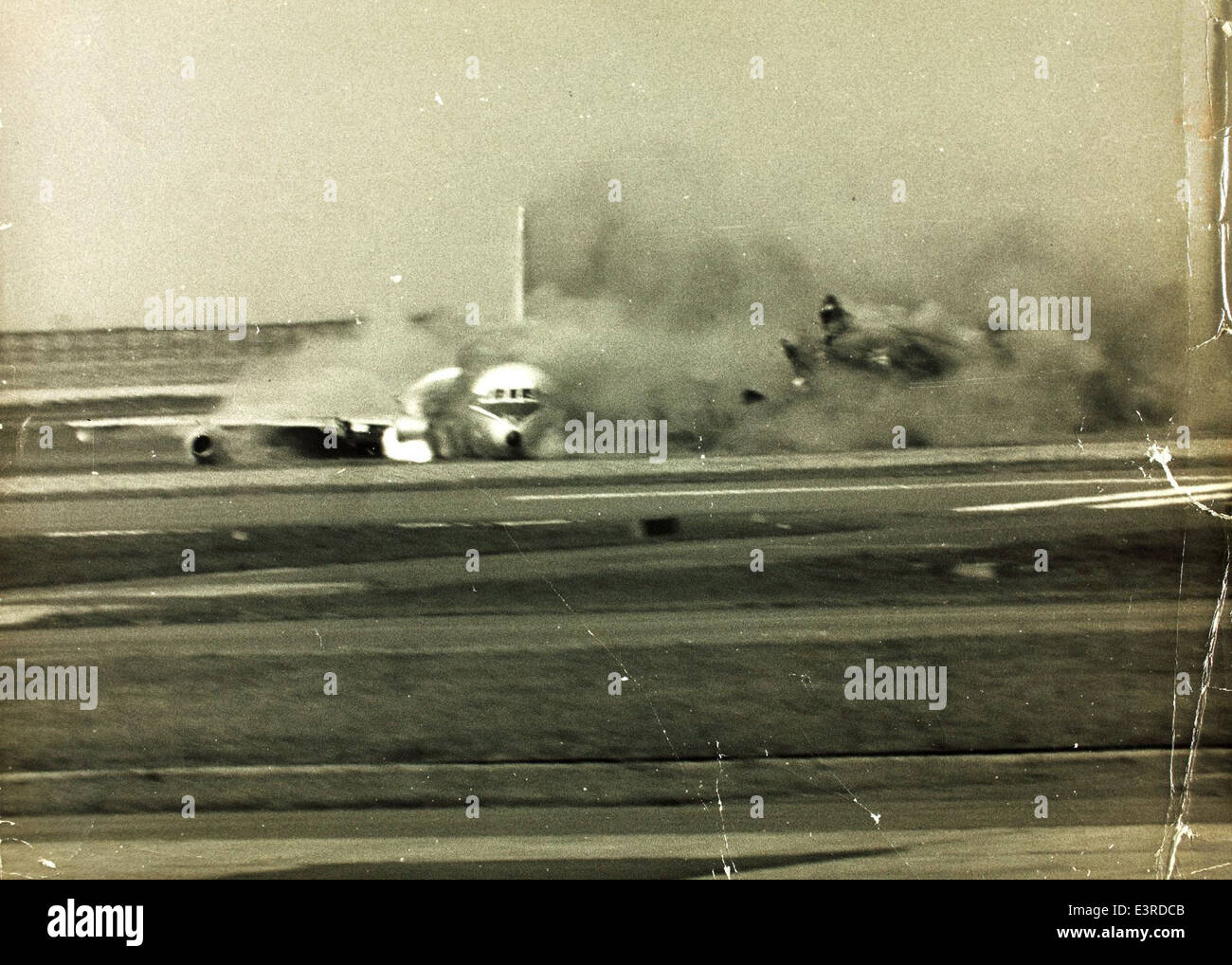 Cette image documente l'atterrissage écrasé d'un Douglas DC-8, un avion de ligne de premier plan au cours du XXe siècle. Le DC-8 était un élément clé des flottes d'avions de ligne et était utilisé à la fois dans l'aviation commerciale et militaire. Banque D'Images