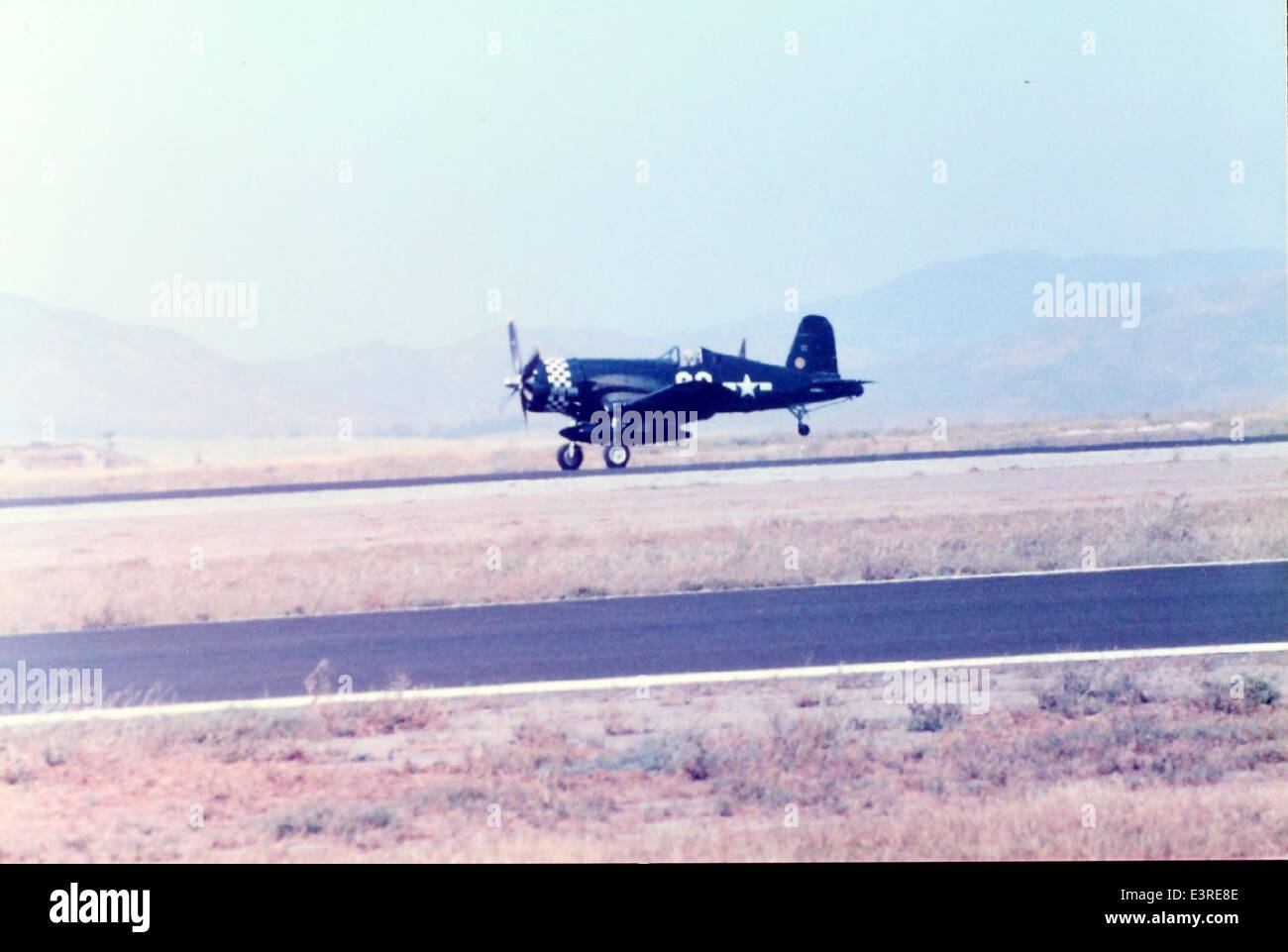 La collection Charles M. Daniels présente une image du F4U-7 Corsair, un avion de chasse utilisé par la marine américaine pendant la guerre de Corée. Le Corsair était réputé pour ses capacités de combat et a joué un rôle central dans les opérations aériennes de l'US Navy. Banque D'Images