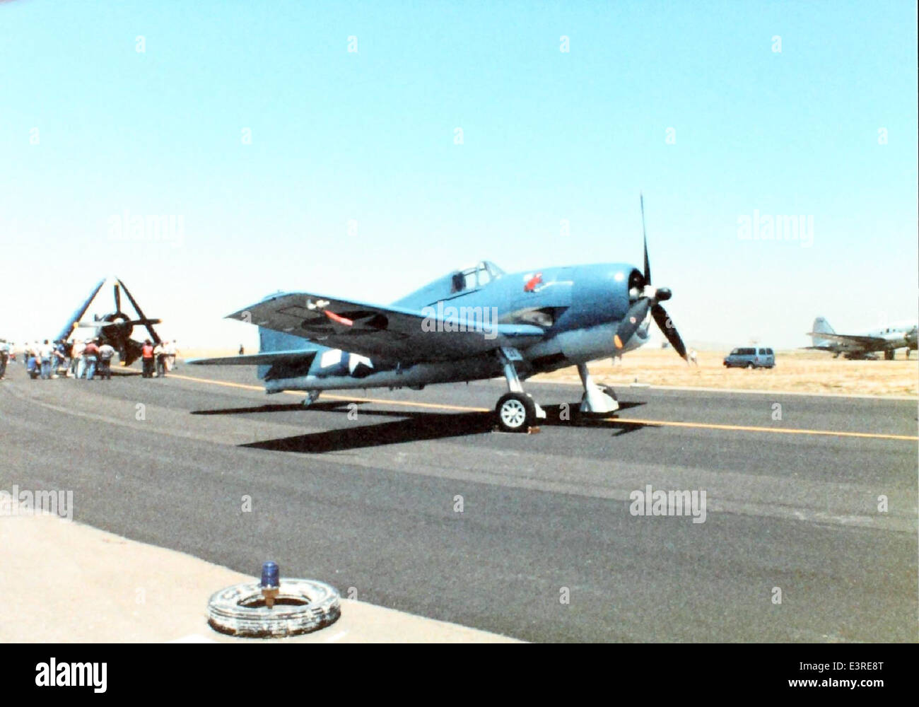 Le Grumman F6F Hellcat, photographié dans cette collection par Charles M. Daniels, était un chasseur naval dominant pendant la IIe Guerre mondiale. Sa conception robuste et son efficacité au combat en ont fait un atout clé pour la marine américaine dans le théâtre du Pacifique, assurant de nombreuses victoires. Banque D'Images
