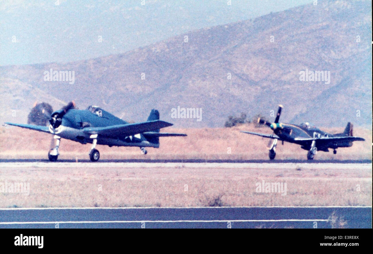 Cette image, qui fait partie de la collection Charles M. Daniels, présente le Grumman F6F Hellcat, un avion de chasse à porte-avions utilisé par la marine américaine pendant la IIe Guerre mondiale. Le F6F a joué un rôle déterminant dans la défaite de la marine japonaise, gagnant un ratio de pertes/pertes élevé au combat. Banque D'Images