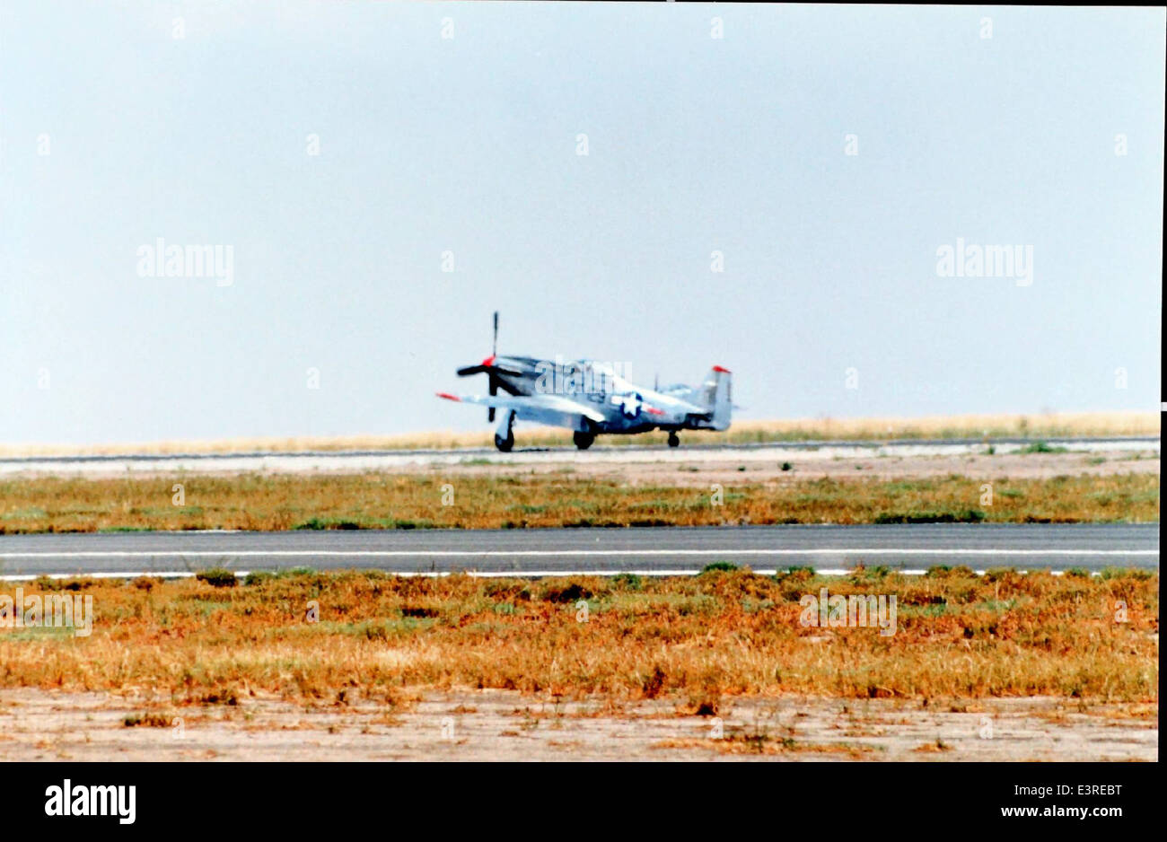 Cette photo de la collection Charles M. Daniels montre le F6F Hellcat, un avion de chasse à porte-avions utilisé par la marine américaine pendant la IIe Guerre mondiale. Le Hellcat a joué un rôle central sur le théâtre Pacifique, obtenant de nombreuses victoires dans le combat air-air et soutenant les opérations navales. Banque D'Images