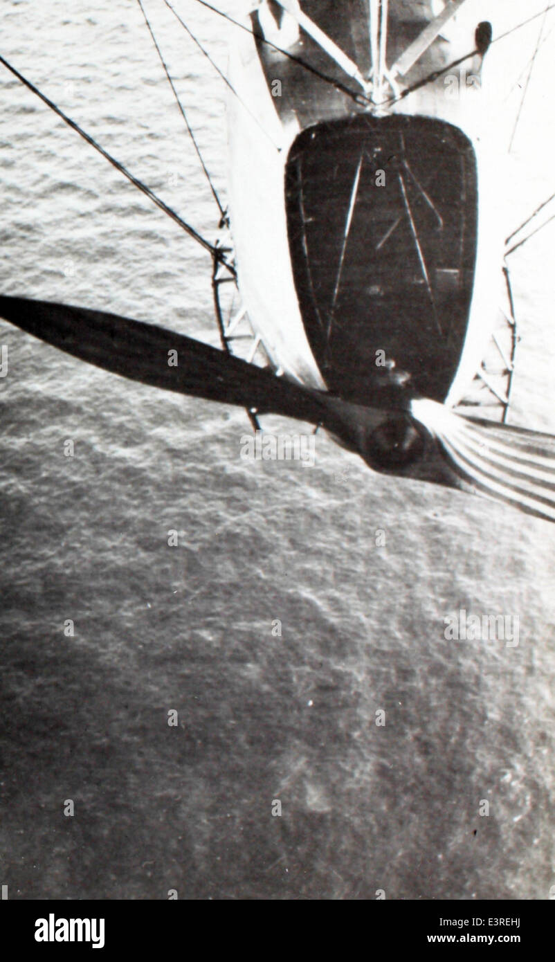 Charles Donald Larson était un aviateur notable dans l'aviation américaine du début du XXe siècle. Ses contributions, en particulier son service dans l'armée américaine et le développement des techniques d'aviation, ont contribué à façonner le progrès de l'histoire de l'aviation. Banque D'Images