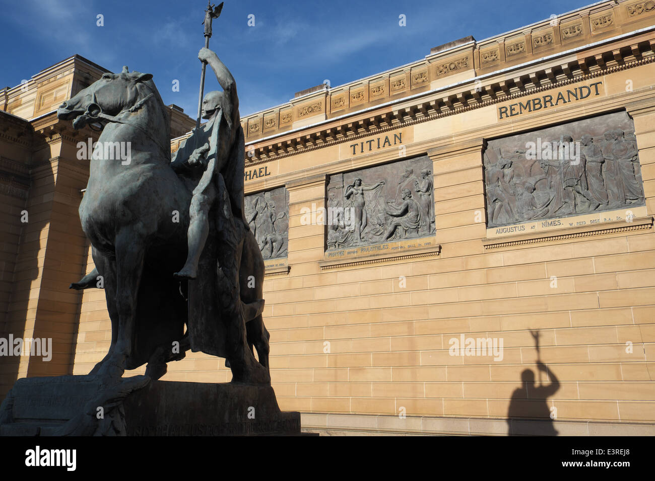 Gilbert Bayes's The Offering of War (1923), l'une des statues équestres en bronze devant la Art Gallery of New South Wales, Sydney, Australie Banque D'Images