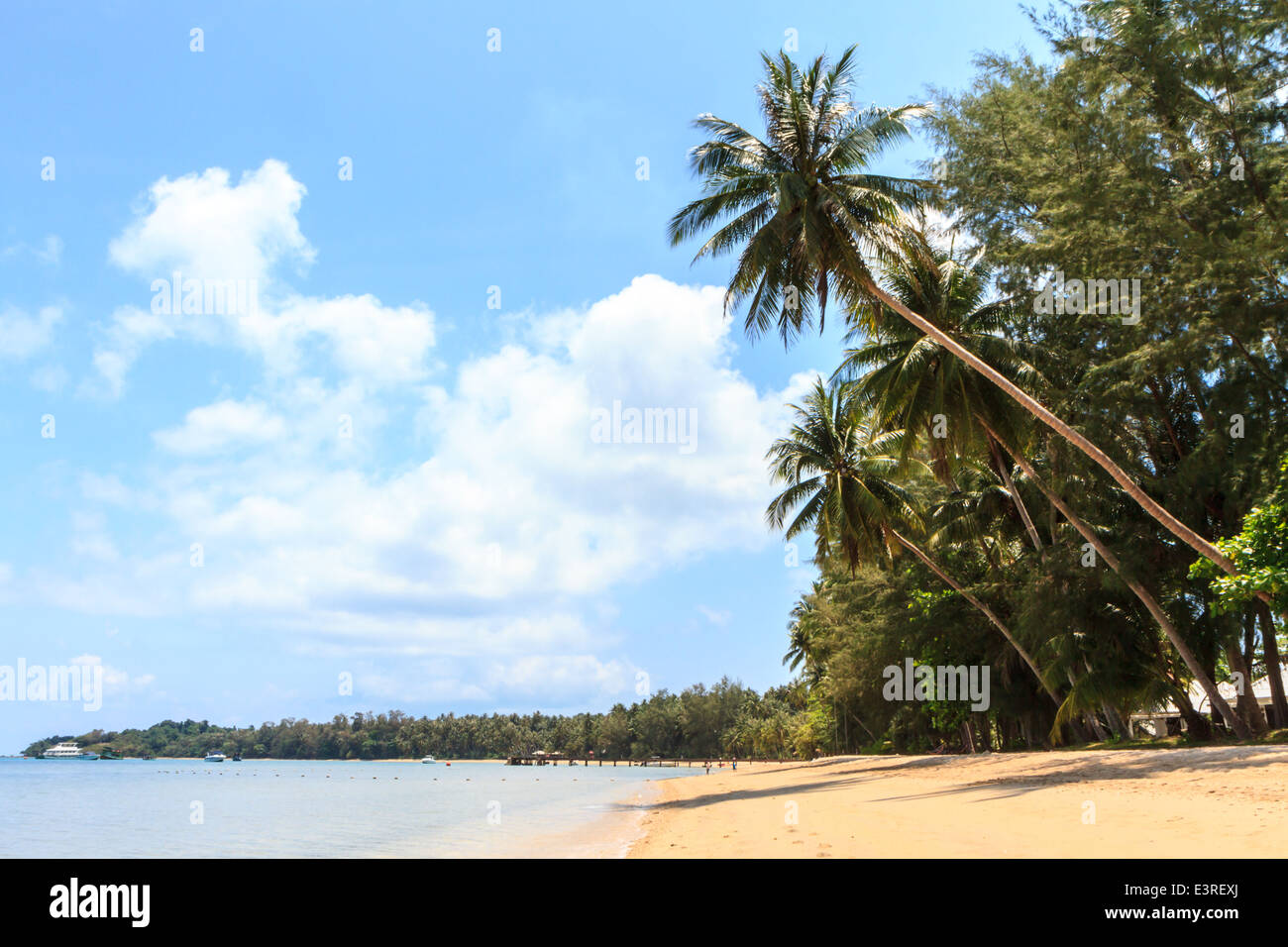 Magnifique plage et ciel bleu avec des nuages à l'île de Mak, Thaïlande Banque D'Images