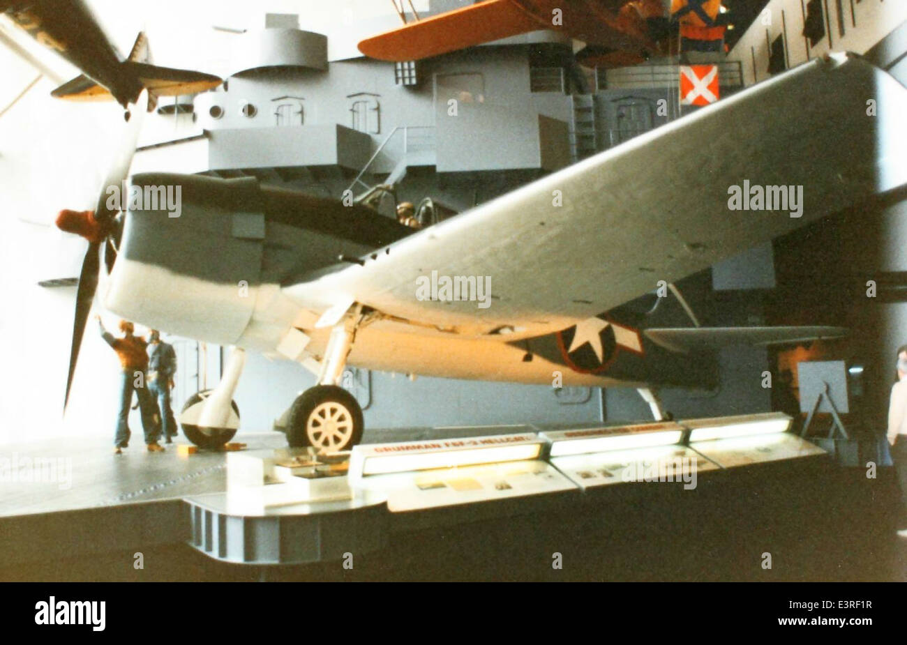 Le Grumman F6F Hellcat était un avion de chasse à porte-avions utilisé par la marine américaine pendant la IIe Guerre mondiale connu pour sa durabilité et son efficacité au combat, le Hellcat a atteint un remarquable ratio kill-to-loss, ce qui en fait l'un des chasseurs navals les plus performants de la guerre. Banque D'Images