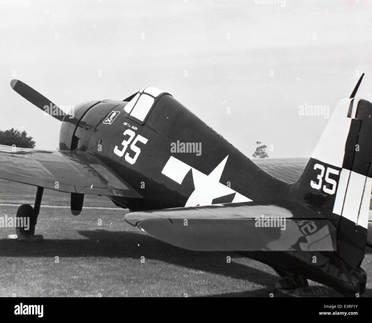 Le Grumman F6F Hellcat était un avion de chasse à porte-avions utilisé par la marine américaine pendant la IIe Guerre mondiale connu pour sa durabilité et son efficacité au combat, le F6F a joué un rôle majeur dans les batailles navales dans le Pacifique. Banque D'Images