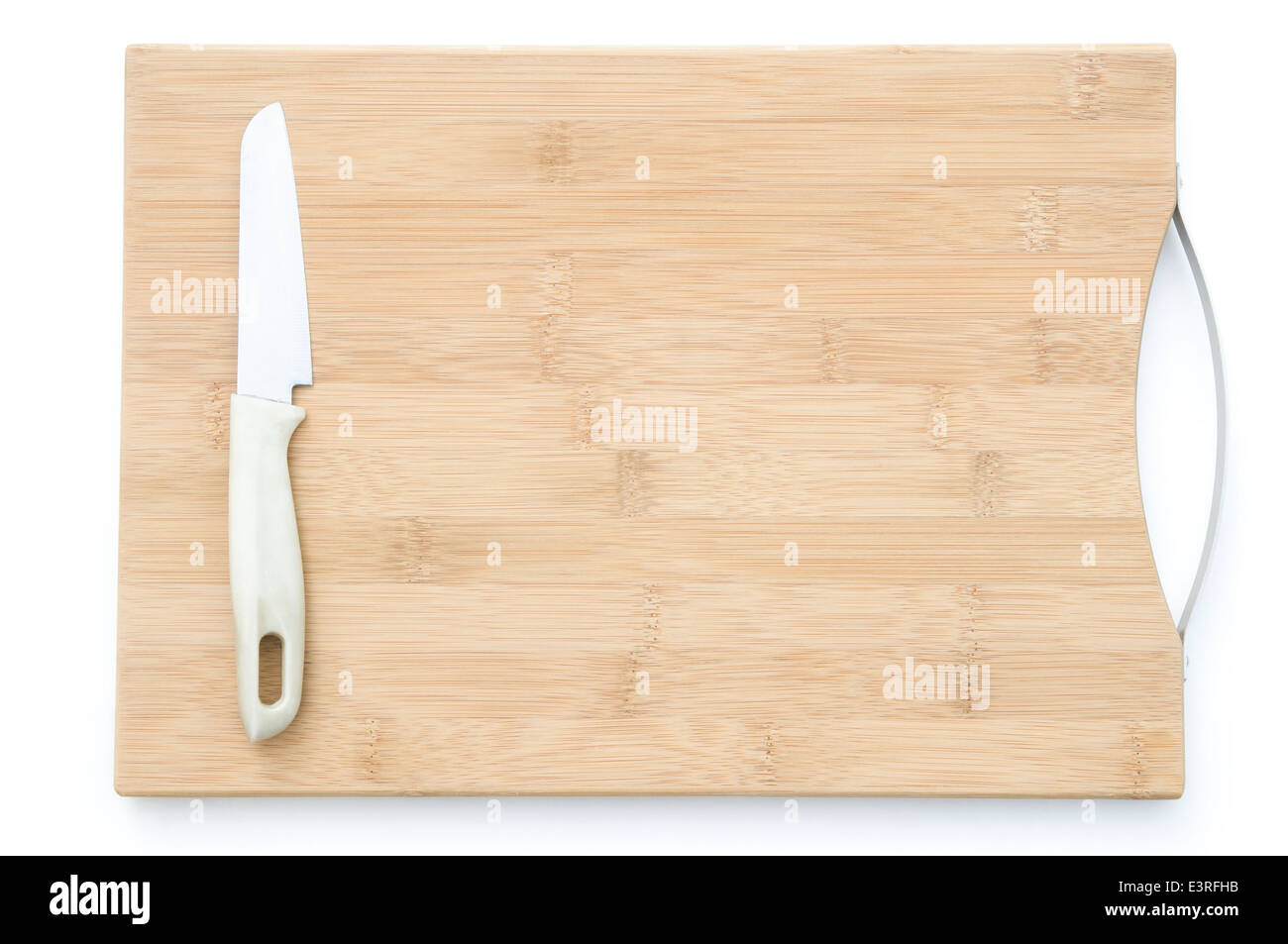 Couteau sur une planche à découper en bois avec clipping path Banque D'Images