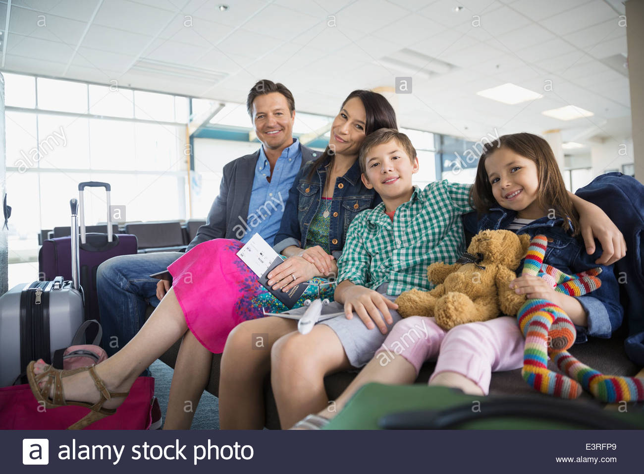Portrait de famille en attente dans l'aéroport Banque D'Images