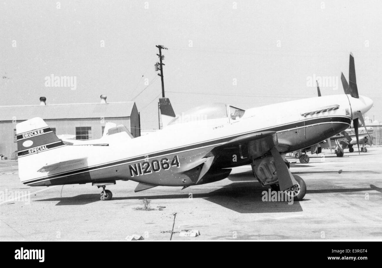 La photo de la collection Charles M. Daniels montre une Mustang P-51D nord-américaine, propulsée par le moteur Packard Merlin V-1650. L'avion, y compris la variante unique « Drucker Special », a joué un rôle clé dans la seconde Guerre mondiale en tant qu'escorte de chasseurs et de bombardiers à longue portée. Cet avion particulier, le N5551D, est l'un des célèbres P-51 reconnus pour ses performances et son importance historique dans l'aviation militaire. Banque D'Images