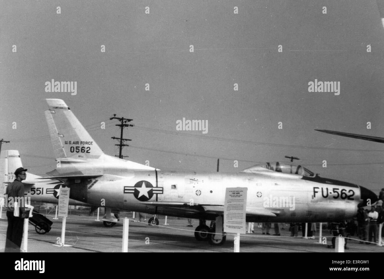 Cette photo de la collection Charles M. Daniels montre le F-86 Sabre, un chasseur à réaction américain emblématique. La variante F-86D, connue sous le nom de Sabre Dog, est mise en évidence dans cette image, mettant en valeur son design et son rôle dans l'aviation de la Guerre froide. Banque D'Images