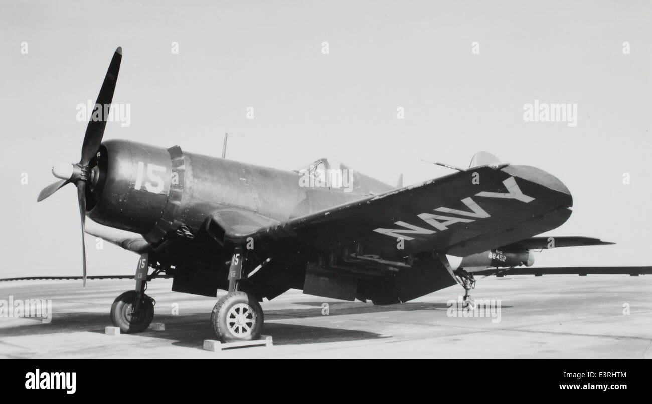 Cette image de la collection Charles M. Daniels présente le chance Vought F4U Corsair (BuNo 88452), l'un des avions navals les plus emblématiques de la IIe Guerre mondiale. Le Corsair était propulsé par le moteur Pratt & Whitney R-2800 double Wasp, réputé pour ses performances et sa fiabilité. Banque D'Images