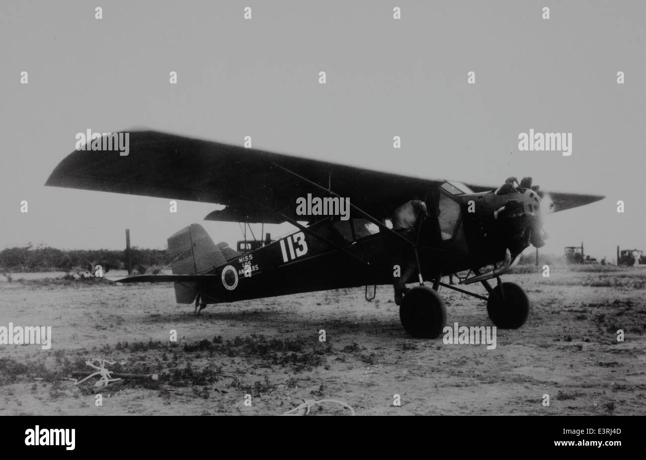 Cette image fait partie d'une collection documentant les premiers événements de l'aviation. Il capture un moment important de l'histoire des vols, illustrant les progrès de la technologie aéronautique au début du XXe siècle. Banque D'Images