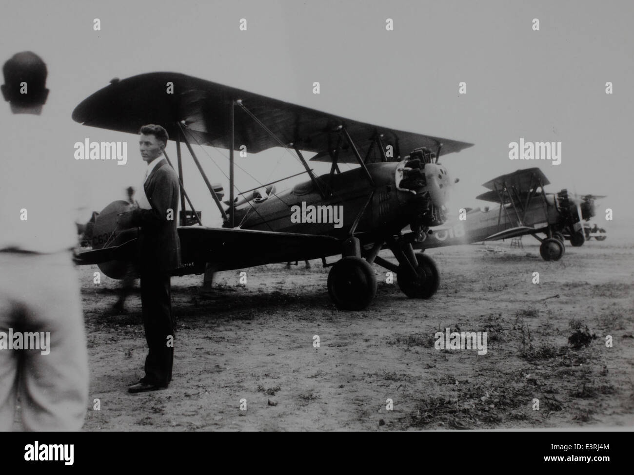 Cette photographie emblématique montre un homme debout devant une flotte d'avions, image symbolique des progrès de l'aviation au milieu du XXe siècle. Les avions en arrière-plan représentent probablement des développements clés dans l'aviation militaire et civile. Banque D'Images