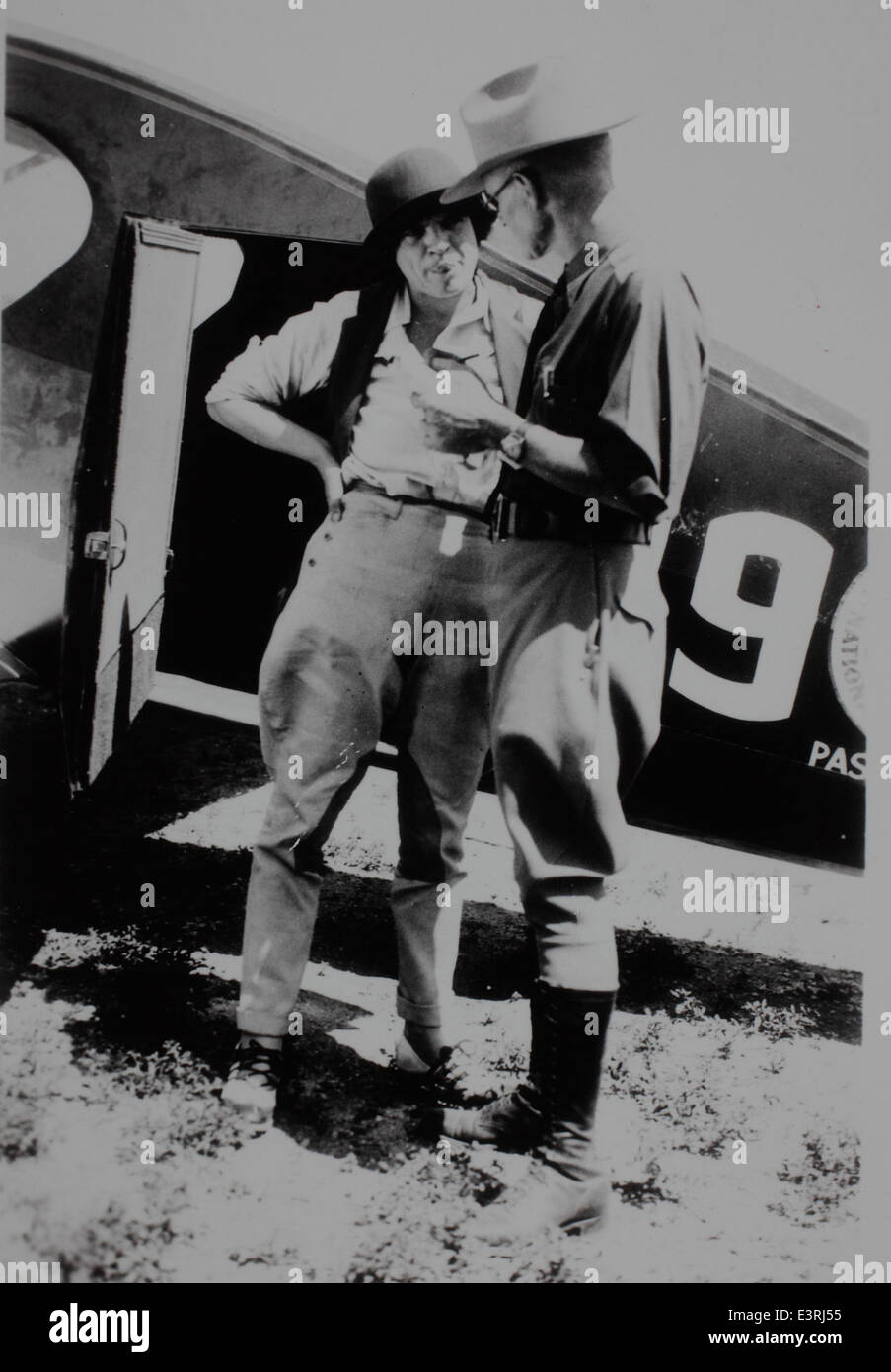 Cette photographie représente des aviatrices posant devant un avion, symbolisant les contributions importantes des femmes à l'histoire de l'aviation au début et au milieu du XXe siècle. Banque D'Images