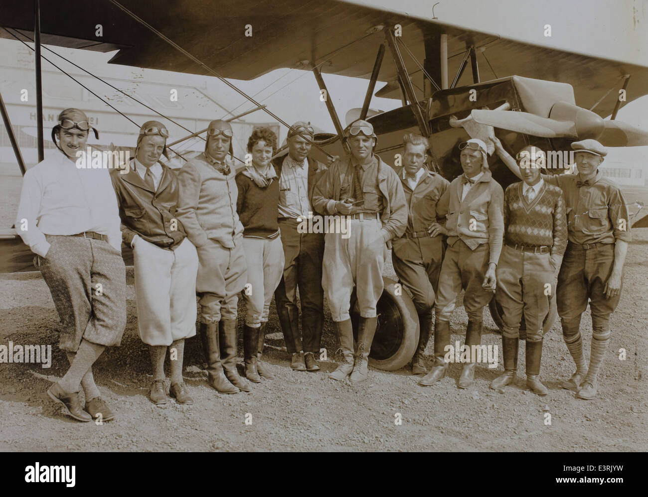Cette photographie rend hommage à Louise Thaden, l’une des femmes pionnières de l’aviation. Thaden était connue pour ses réalisations dans le vol longue distance et pour avoir battu plusieurs records d'aviation au début du XXe siècle. Banque D'Images