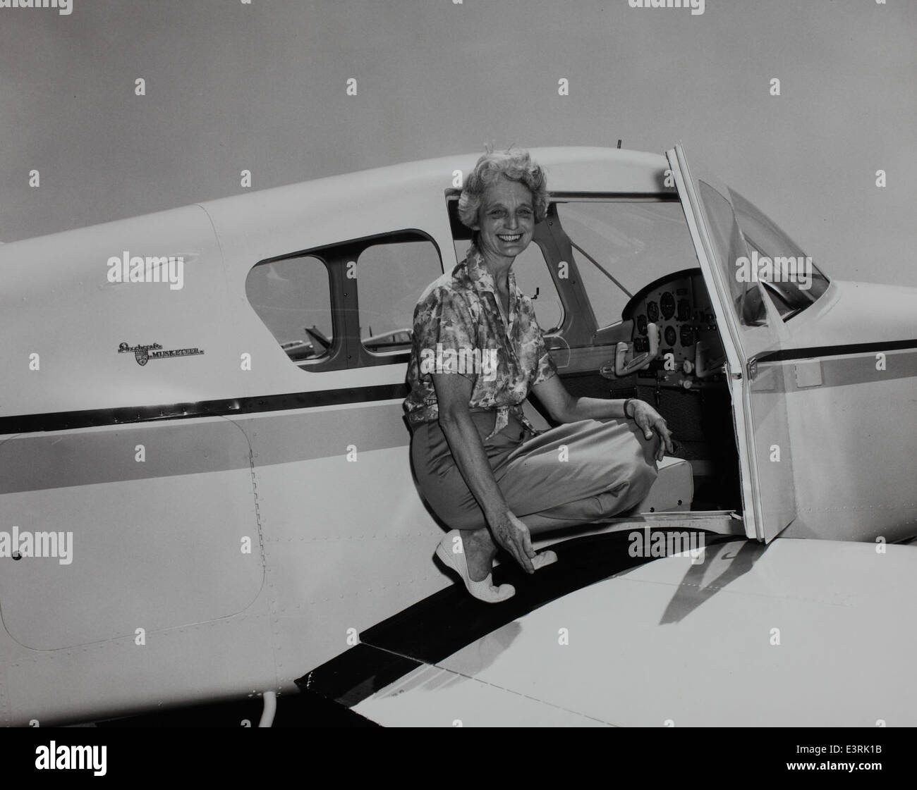 Cette photographie capture Louis Thaden, une aviatrice pionnière, visitant Beechcraft. Thaden est l'une des premières femmes à recevoir une licence de pilote professionnel et joue un rôle important dans la promotion de l'implication des femmes dans l'aviation au début du XXe siècle. Banque D'Images