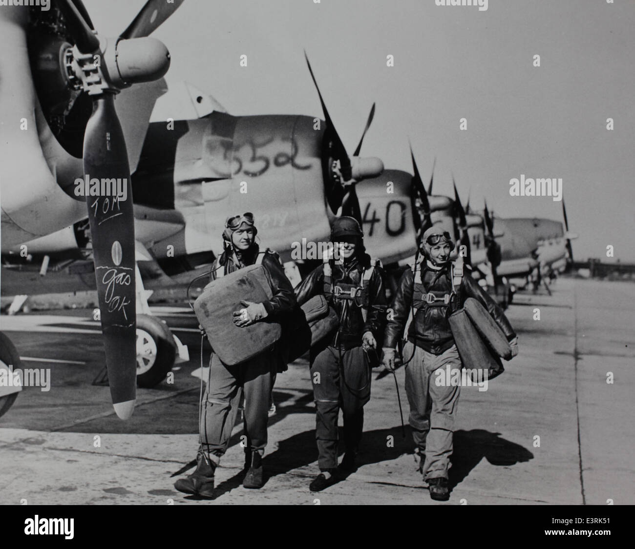 Cette photo rend hommage aux femmes pilotes qui ont servi pendant la seconde Guerre mondiale, en particulier celles qui ont piloté le Grumman Avenger et le F6F Hellcat. L'Avenger et le Hellcat étaient des avions navals clés utilisés sur le théâtre du Pacifique et étaient pilotés par des femmes dans divers rôles de soutien pendant la guerre. Banque D'Images