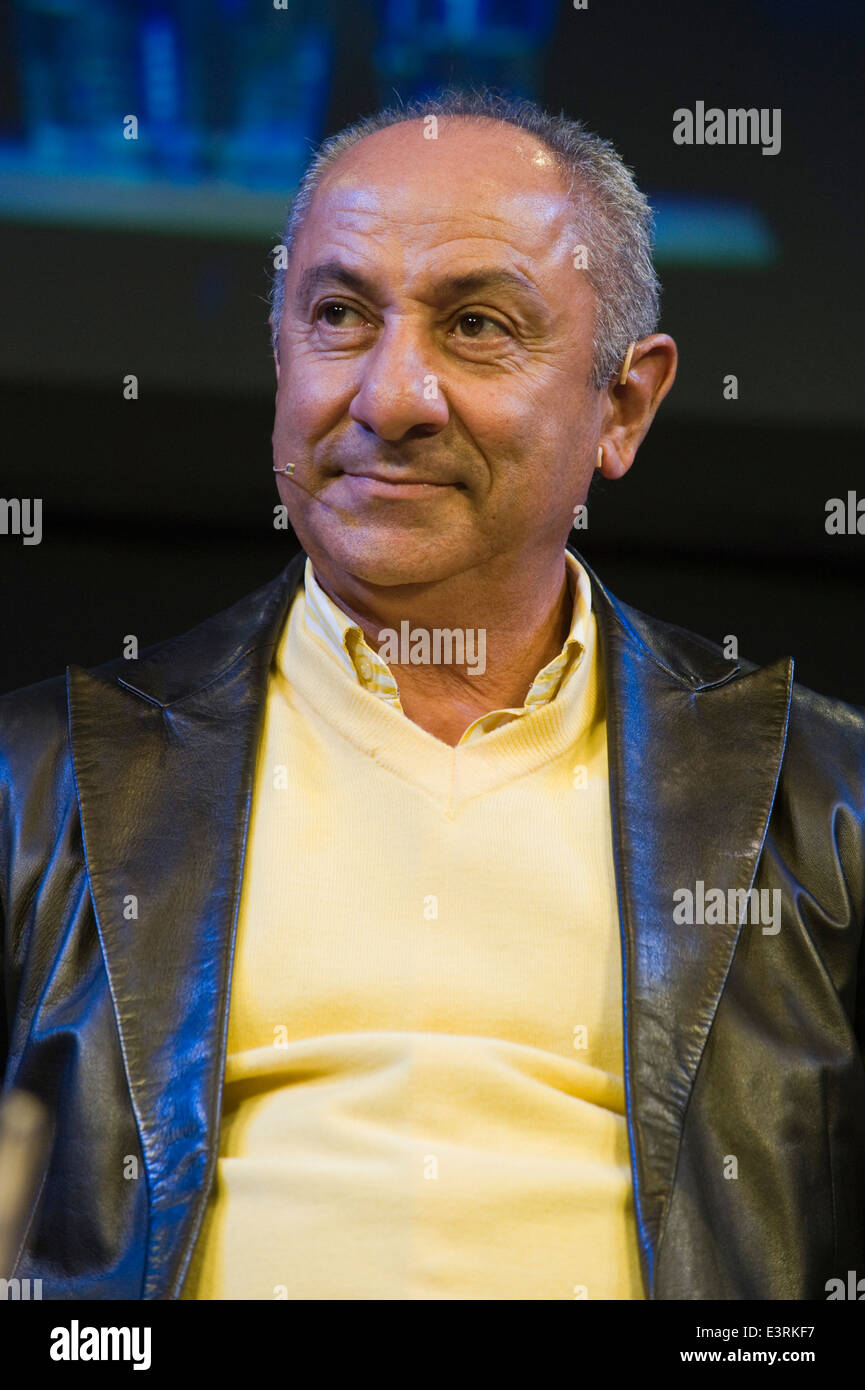 Osvaldo Ossie Ardiles ancien footballeur argentin dans la discussion sur la scène à l'Hay Festival 2014. © Jeff Morgan Banque D'Images