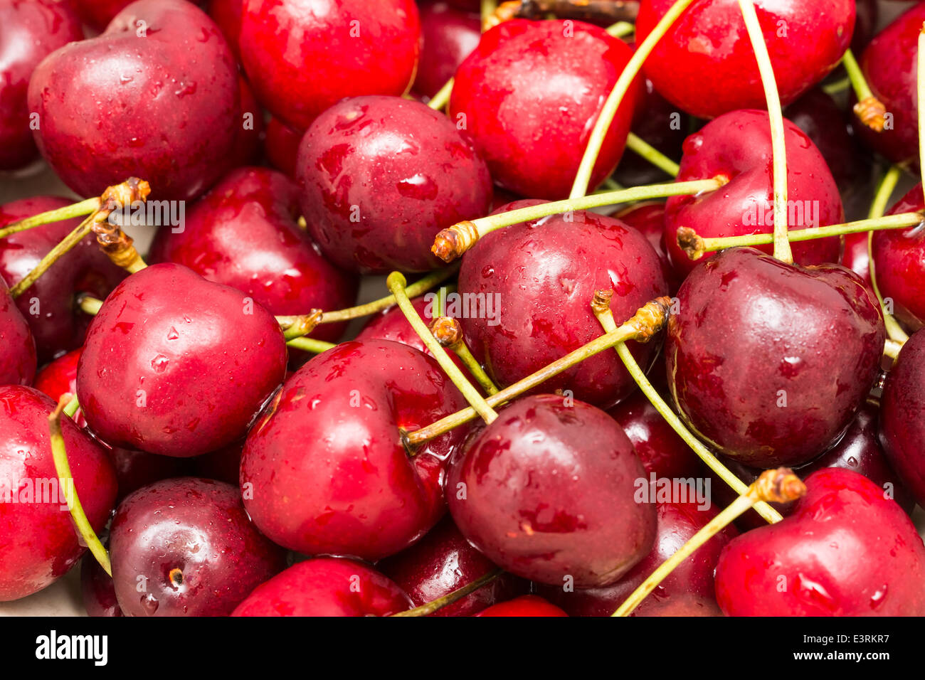 Groupe des cerises rouges frais et humide Banque D'Images