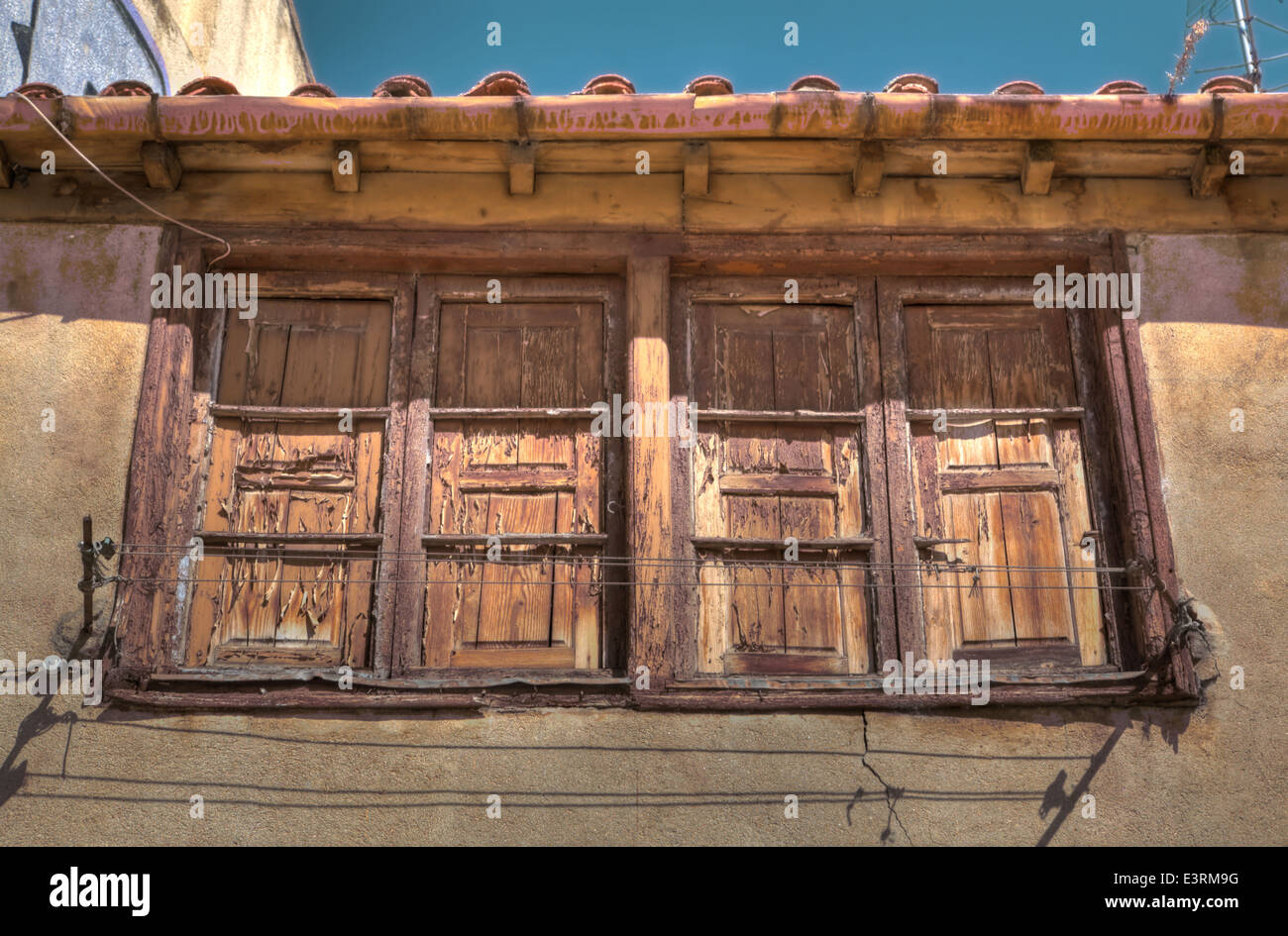 Fenêtre en bois ancien avec gouttière et sèche-linge Banque D'Images