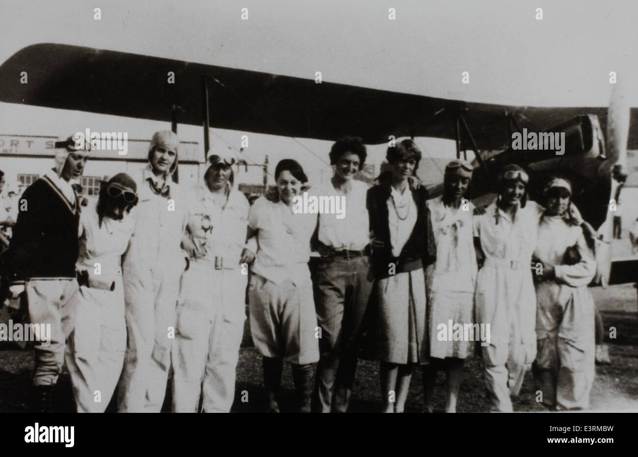 Les femmes pionnières de l’aviation se préparent au décollage en 1929, un moment important dans l’histoire du vol féminin. L'image reflète la participation croissante des femmes dans l'aviation au début du XXe siècle, marquant un changement culturel important. Banque D'Images