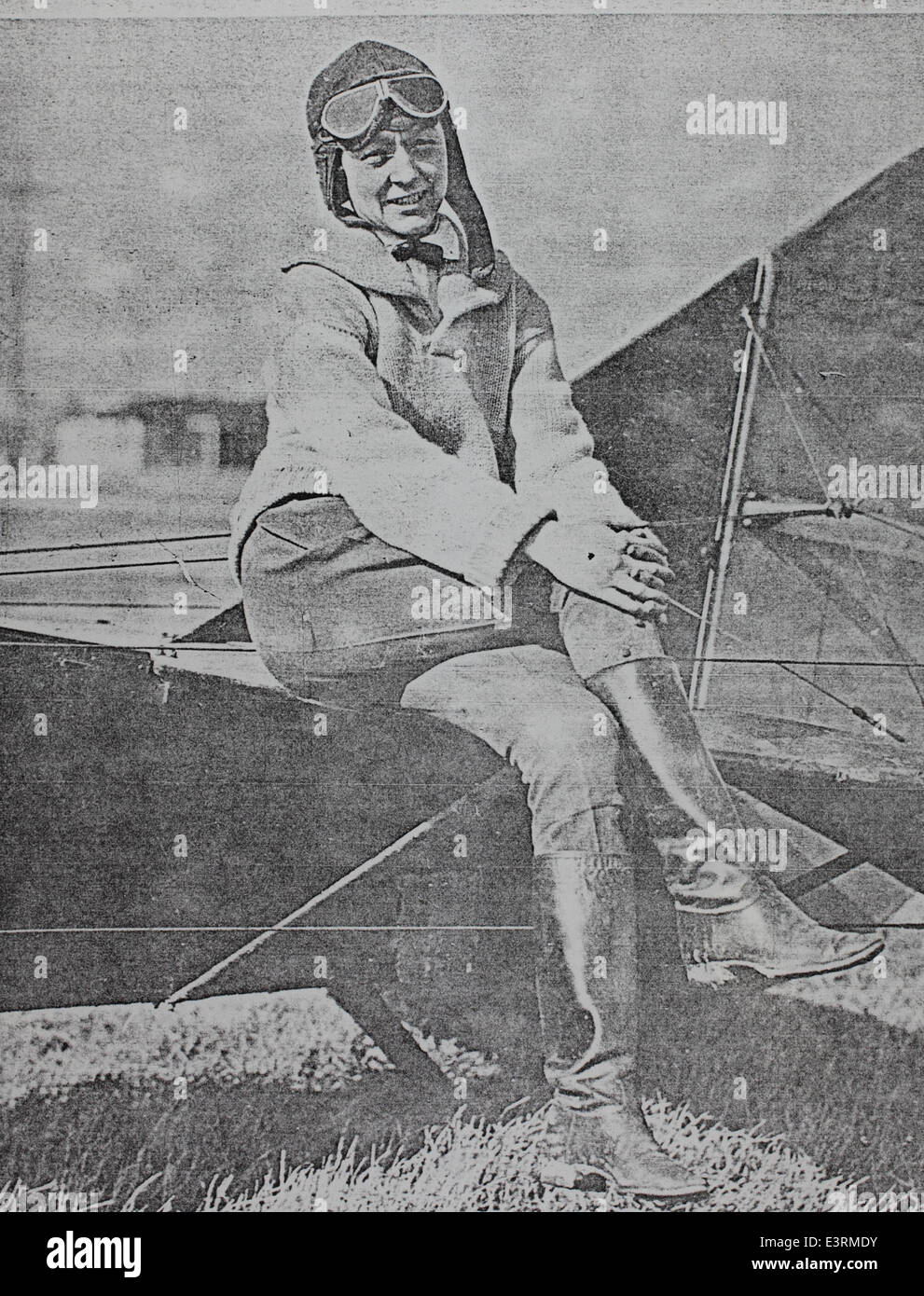 Phoebe Omillie était une aviatrice pionnière, connue pour ses réalisations dans les débuts de l'aviation et ses contributions à briser les barrières de genre en vol. Cette photo célèbre son rôle dans l’histoire des femmes dans l’aviation. Banque D'Images
