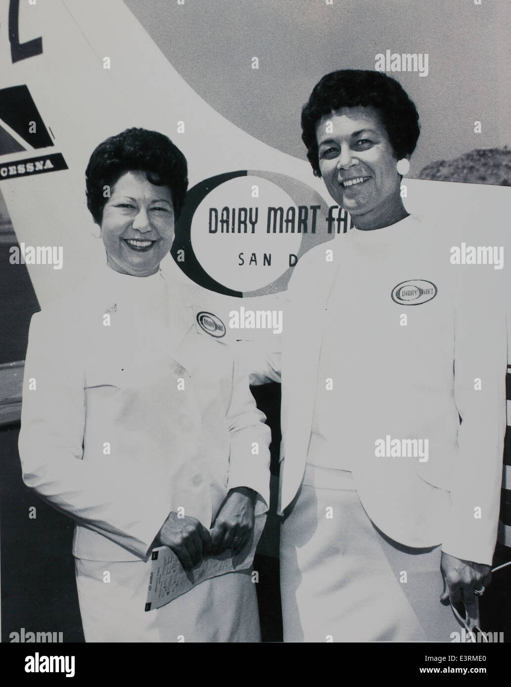 Betty Wharton et Dottie Sanders ont été des pionnières de l'aviation qui ont apporté des contributions significatives à l'aviation au milieu du XXe siècle. Les deux femmes ont contribué à briser les barrières dans un domaine dominé par les hommes et sont devenues des figures clés de l'histoire de l'aviation féminine. Banque D'Images