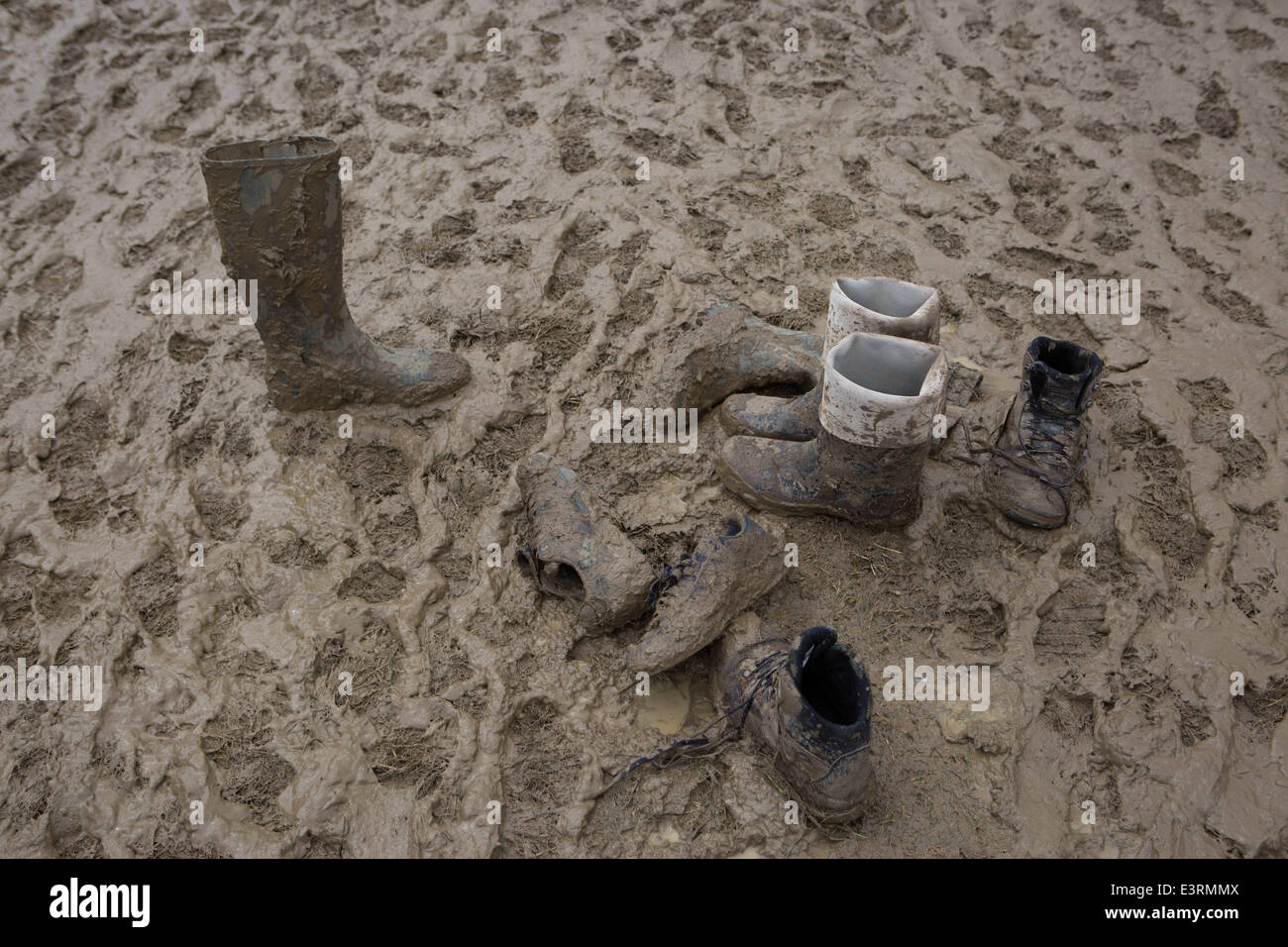 Bottes Wellington sont vus marcher dans les champs boueux de digne ferme pendant le festival de Glastonbury en 2014 dans le Somerset, juin 2014. Banque D'Images