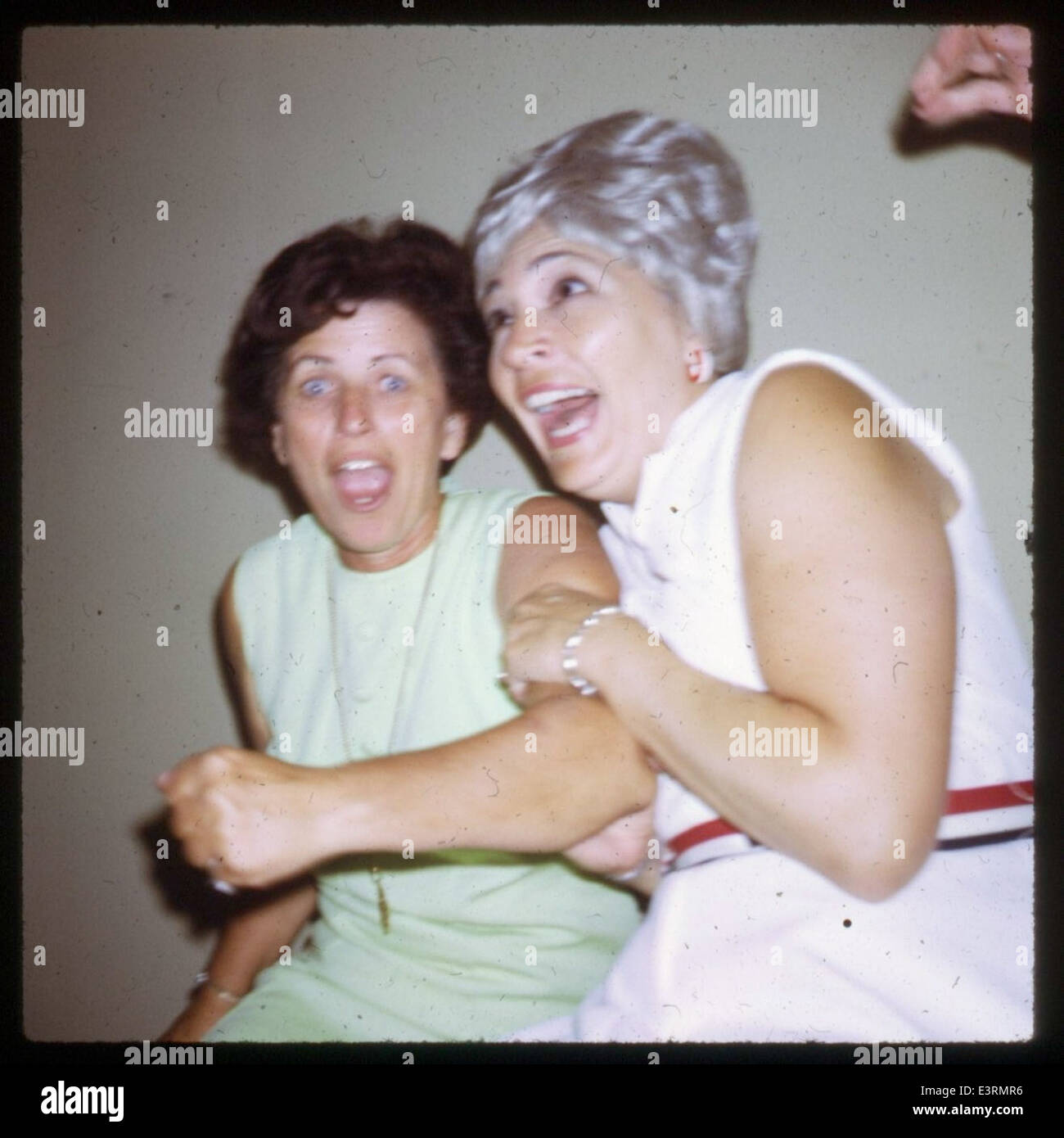 Ces diapositives en couleur représentent les vols charter opérés par El Cajon des années 99, offrant un aperçu des premières années de l'aviation charter. Les photos montrent les avions utilisés et les opérations de route, soulignant la popularité croissante des vols affrétés dans les années 1950 et 1960 Banque D'Images