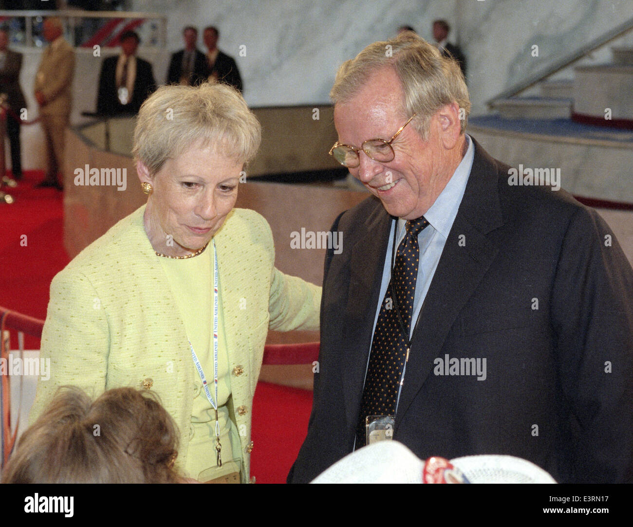 Sénateur des États-Unis de retraite Nancy Landon Kassebaum (républicain du Kansas), à gauche, et l'ancien chef de cabinet de la Maison Blanche (sous Reagan) et l'ancien sénateur américain Howard Baker (républicain du Tennessee), droite, parler aux délégués à la délégation du Kansas à la GOP Convention de San Diego, Californie le 12 août 1996. Et Kassebaum Baker sont répandu pour être considérer le mariage. Credit : Ron Sachs / CNP Banque D'Images