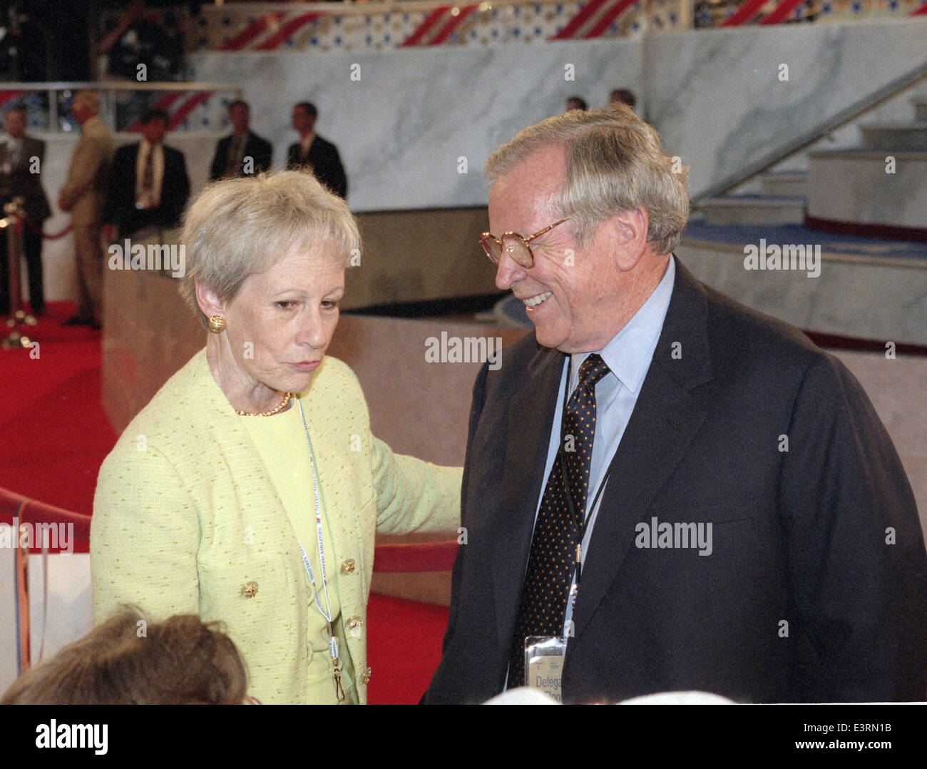 Sénateur des États-Unis de retraite Nancy Landon Kassebaum (républicain du Kansas), à gauche, et l'ancien chef de cabinet de la Maison Blanche (sous Reagan) et l'ancien sénateur américain Howard Baker (républicain du Tennessee), droite, parler aux délégués à la délégation du Kansas à la GOP Convention de San Diego, Californie le 12 août 1996. Et Kassebaum Baker sont répandu pour être considérer le mariage. Credit : Ron Sachs / CNP Banque D'Images