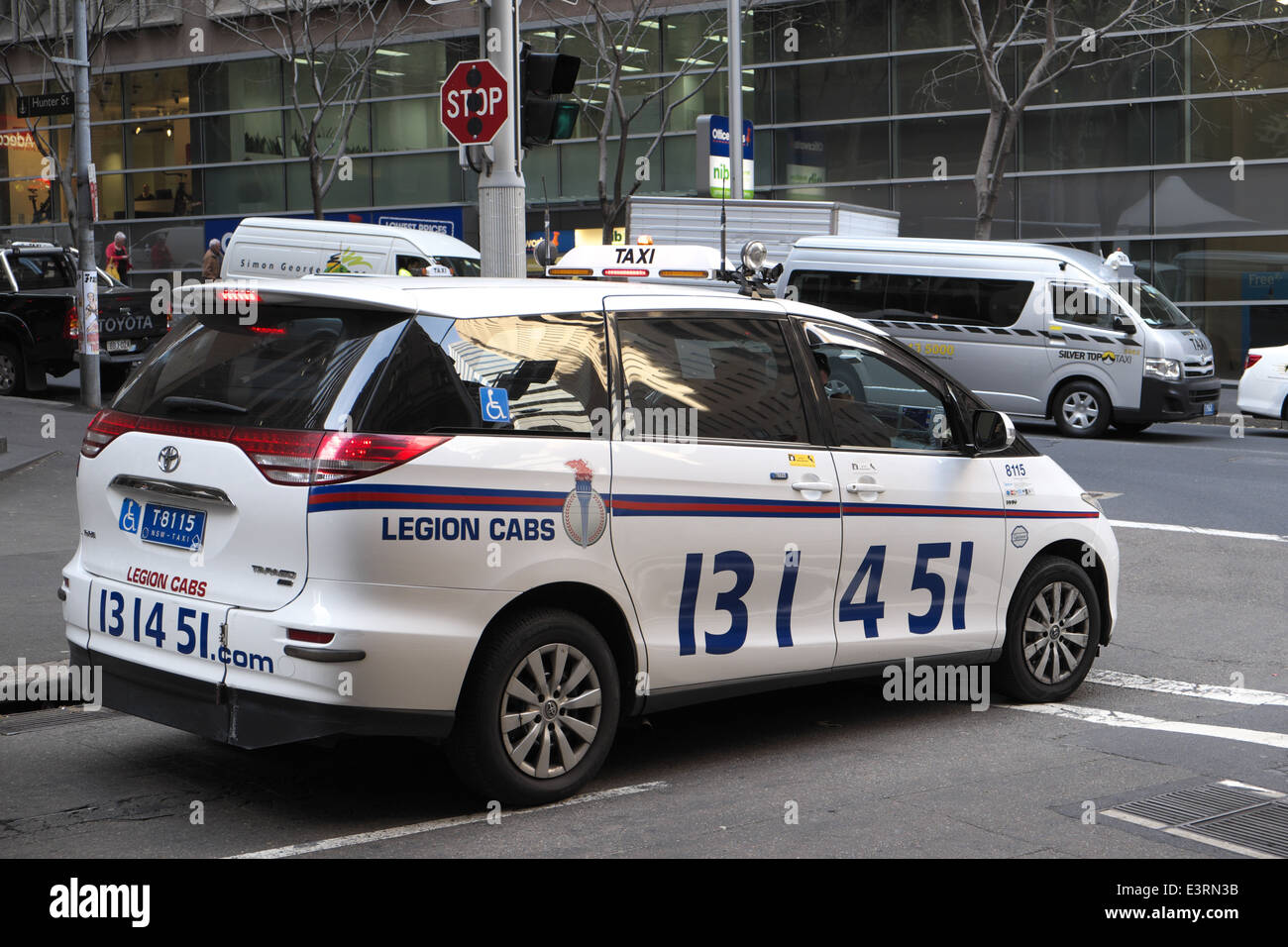 Taxi à Sydney's O'Connell street, dans le quartier central des affaires, Sydney, New South Wales, Australie Banque D'Images