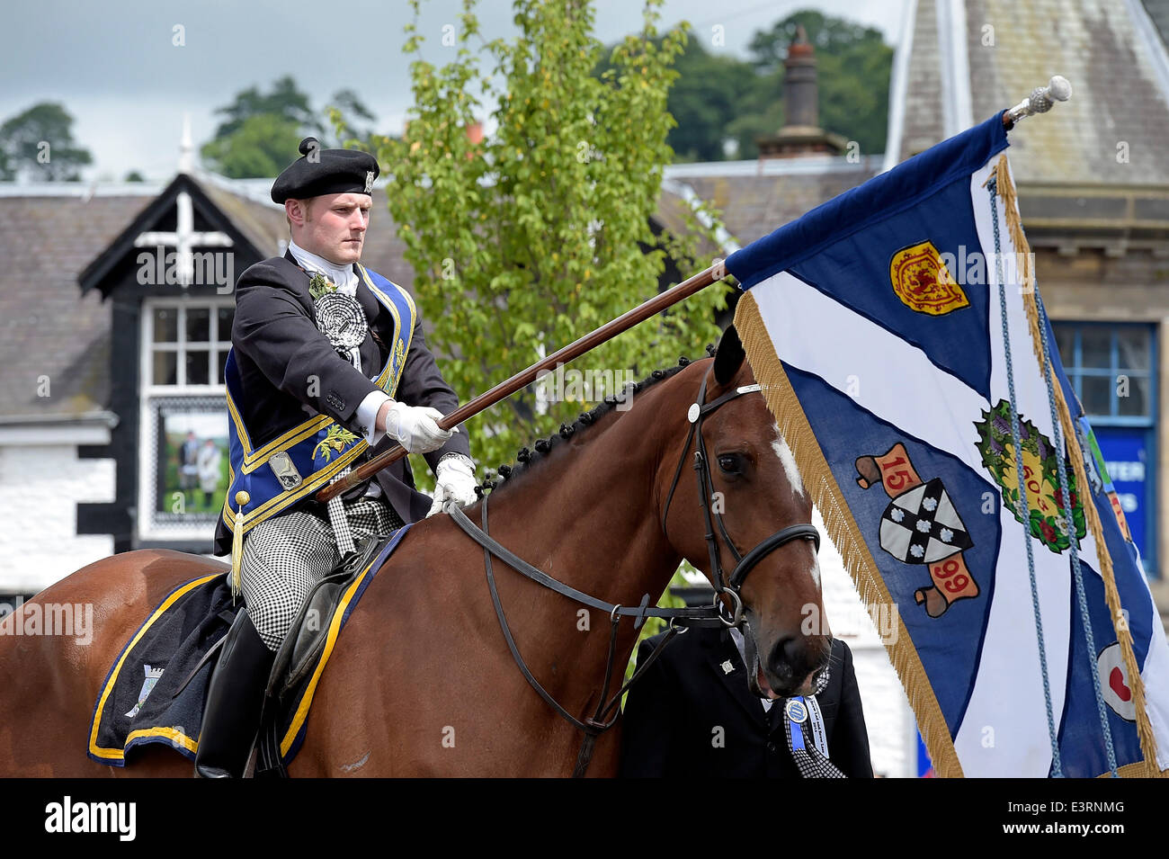 Galashiels, Selkirkshire, UK. 28 Juin, 2014. Braw Lads Gathering 2014 Acte Final de l'Hommage au monument aux morts. Créé en 1930 pour célébrer l'histoire de la ville. Crédit : Rob Gray/Alamy Live News Banque D'Images