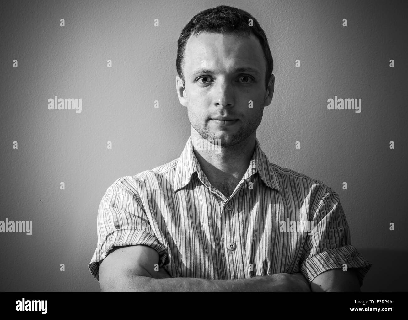 Le noir et blanc portrait of young man Banque D'Images