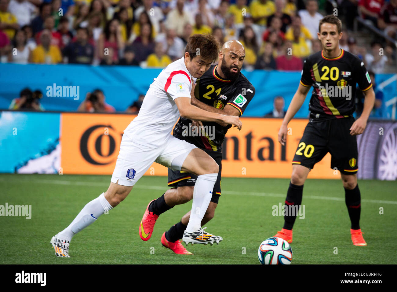 Sao Paulo, Brésil. 26 Juin, 2014. Shin-Wook Kim (KOR), Anthony Vanden Borre (BEL) Football/soccer Coupe du Monde : Brésil 2014 Groupe H match entre la Corée du Sud 0-1 La Belgique à l'Arena Corinthians stadium à Sao Paulo, Brésil . © Maurizio Borsari/AFLO/Alamy Live News Banque D'Images