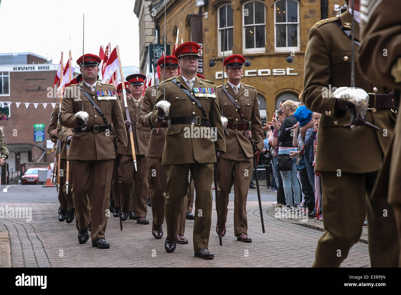 Northampton, Royaume-Uni. 28 Juin, 2014. Le 9e/12e Lanciers Royal parade fièrement à travers le centre-ville de Northampton comme le régiment revient au R.-U. après des mois de service en Afghanistan et pour marquer la Journée des Forces armées. C'est la première fois que le régiment a eu l'occasion de manifestation dans les rues de Northampton depuis l'obtention de la liberté de l'arrondissement en 2012. Credit : Keith J Smith./Alamy Live News Banque D'Images