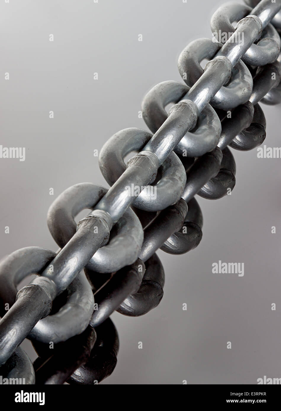 Chaîne en métal noir brillant sur fond de miroir Banque D'Images