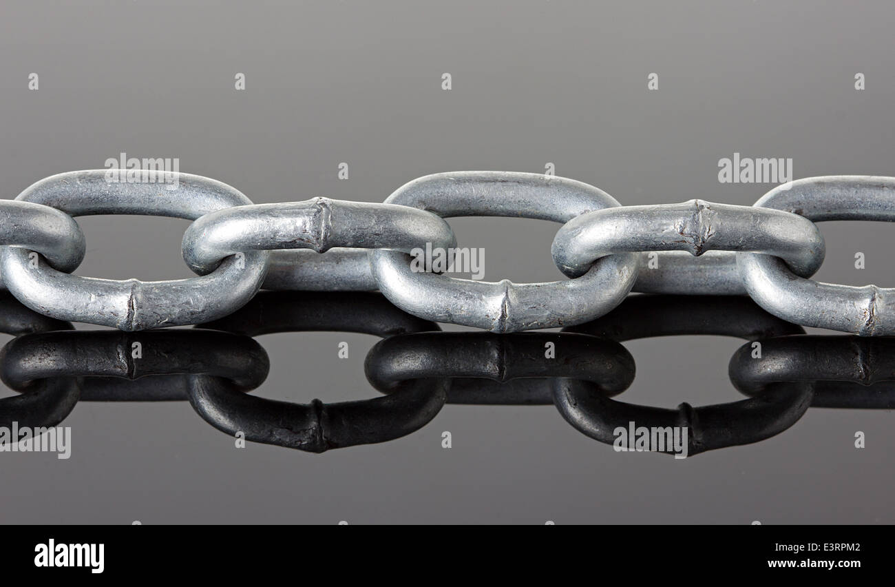 Chaîne en métal noir brillant sur fond de miroir Banque D'Images