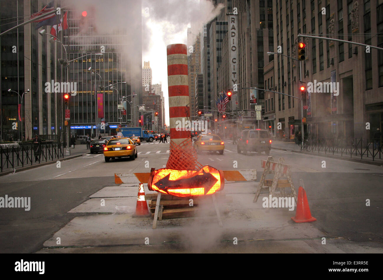 Voir nord en haut de la 6e Avenue - Avenue des Amériques - à la 49e Rue, sur un ciel nuageux matin à 7 h. Manhattan, NEW YORK Banque D'Images