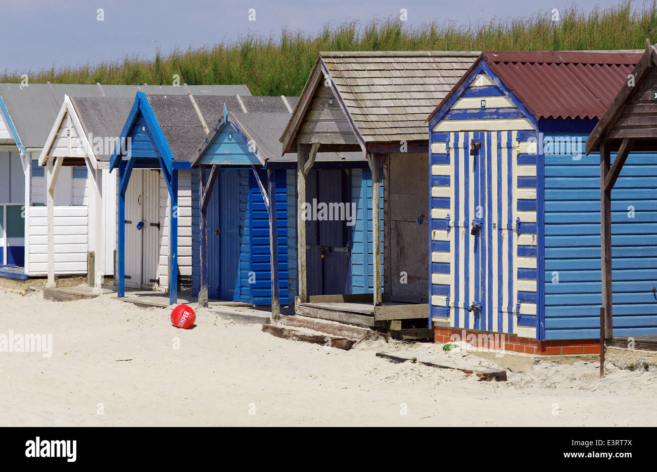 Cabines de plage dans la région de West Wittering, Sussex Banque D'Images