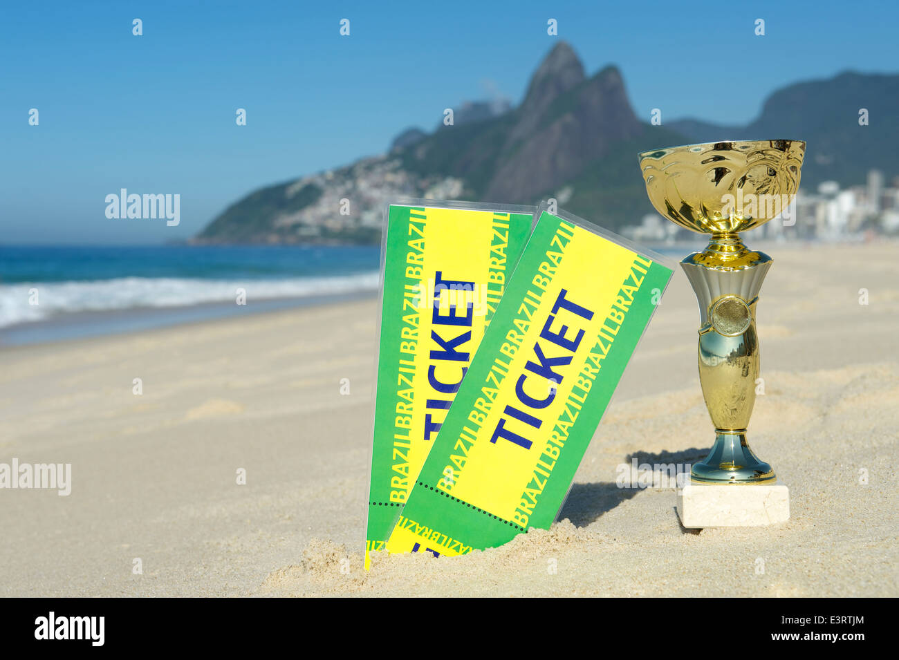 Le Brésil champion soccer trophy avec les billets de la plage d'Ipanema Rio de Janeiro Brésil Banque D'Images