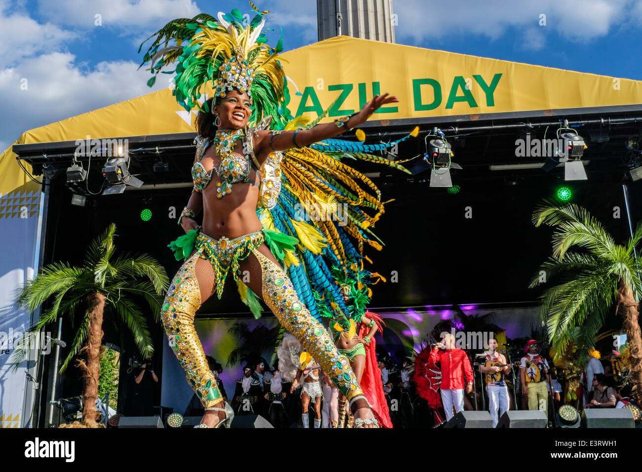 Les danseurs de l'école de samba Paraiso effectuer sur la scène du Brésil jour Festival à Trafalgar Square, Londres, UK Banque D'Images