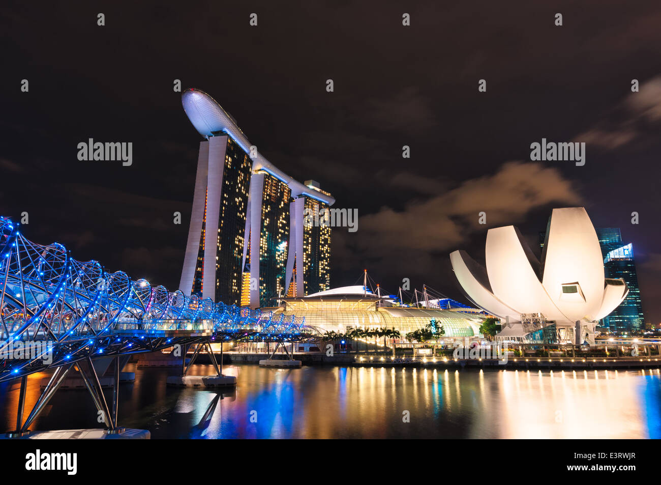 Les lumières le long de Marina Bay et l'Helix Bridge à Singapour. Banque D'Images