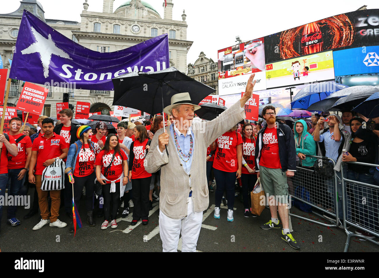 Londres, Royaume-Uni. 28 juin 2014. Sir Ian McKellen marcher avec Stonewall au London Pride Parade 2014 à Londres. Les tempêtes de pluie tout au long de la journée n'a pas refroidir l'enthousiasme des 20 000 personnes dans le défilé de la foule dans les rues encombrées de regarder. Elle a cependant faire ressortir beaucoup de parapluies arc-en-ciel. Crédit : Paul Brown/Alamy Live News Banque D'Images