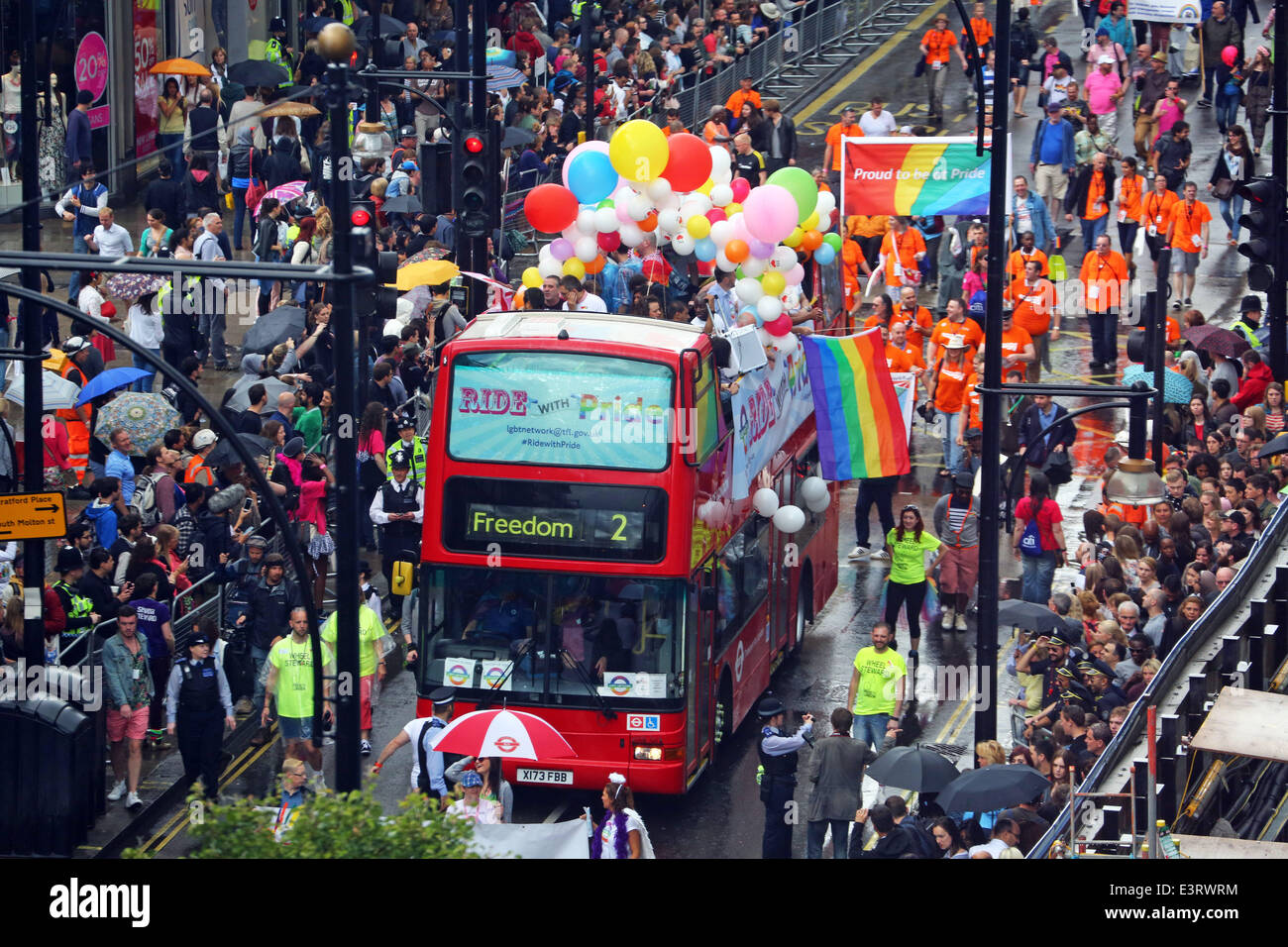 Londres, Royaume-Uni. 28 juin 2014. Pride London 2014, Londres, Angleterre. Les tempêtes de pluie tout au long de la journée n'a pas refroidir l'enthousiasme des 20 000 personnes dans le défilé de la foule dans les rues encombrées de regarder. Elle a cependant faire ressortir beaucoup de parapluies arc-en-ciel. Crédit : Paul Brown/Alamy Live News Banque D'Images