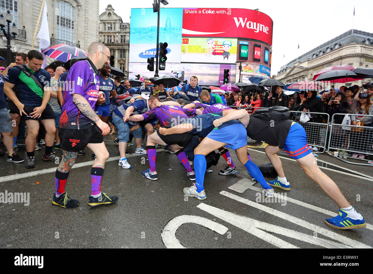 Londres, Royaume-Uni. 28 juin 2014. Pride London 2014, Londres, Angleterre. Les tempêtes de pluie tout au long de la journée n'a pas refroidir l'enthousiasme des 20 000 personnes dans le défilé de la foule dans les rues encombrées de regarder. Elle a cependant faire ressortir beaucoup de parapluies arc-en-ciel. Crédit : Paul Brown/Alamy Live News Banque D'Images