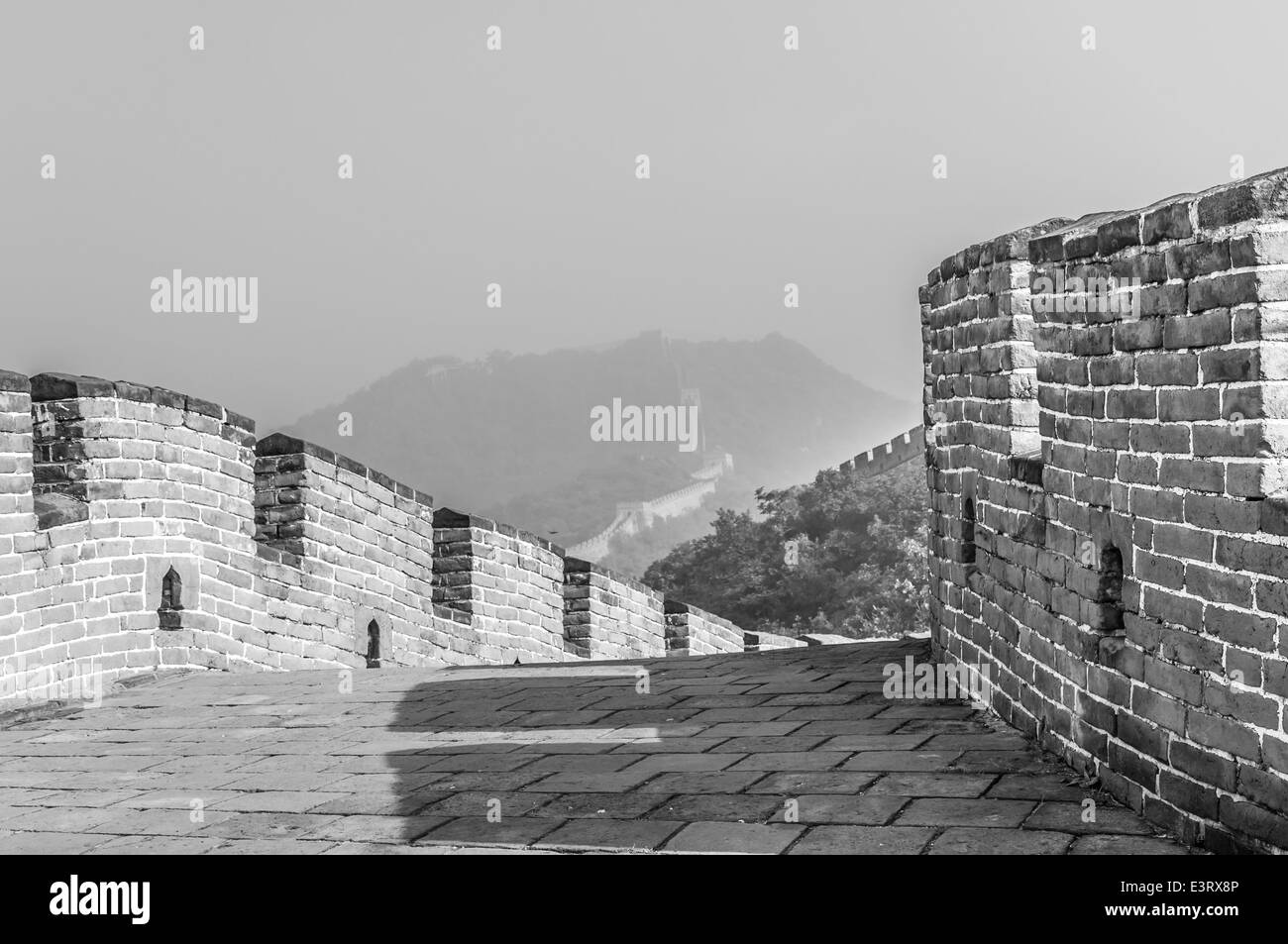 Image en noir et blanc de la Grande Muraille de Chine à Mutianyu. Banque D'Images