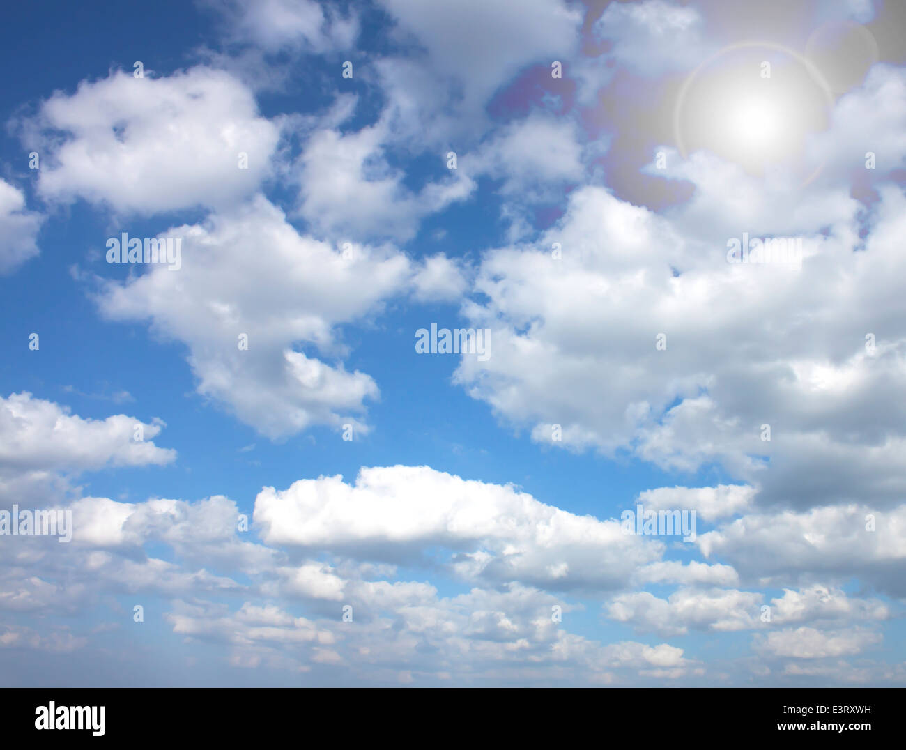 Résumé fond naturel ciel bleu et soleil. Banque D'Images