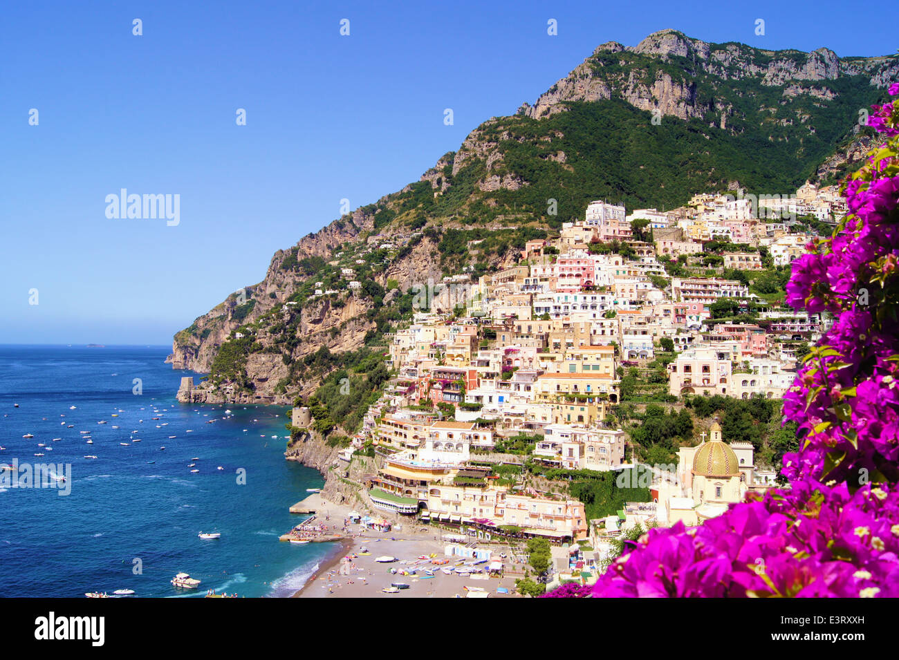 Vue sur Positano avec fleurs, Côte d'Amalfi, Italie Banque D'Images